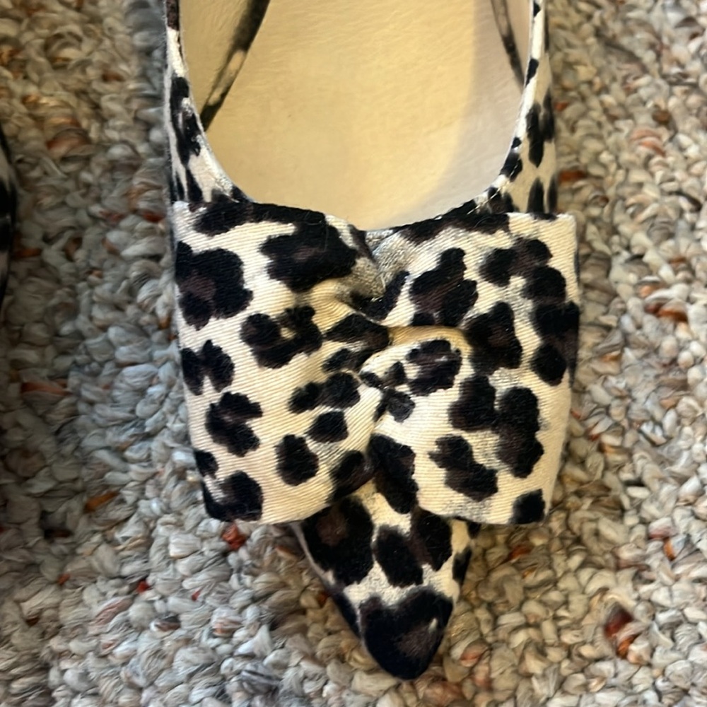 Bettye Muller Leopard Bow Heels Size 8 - Picture 4 of 14